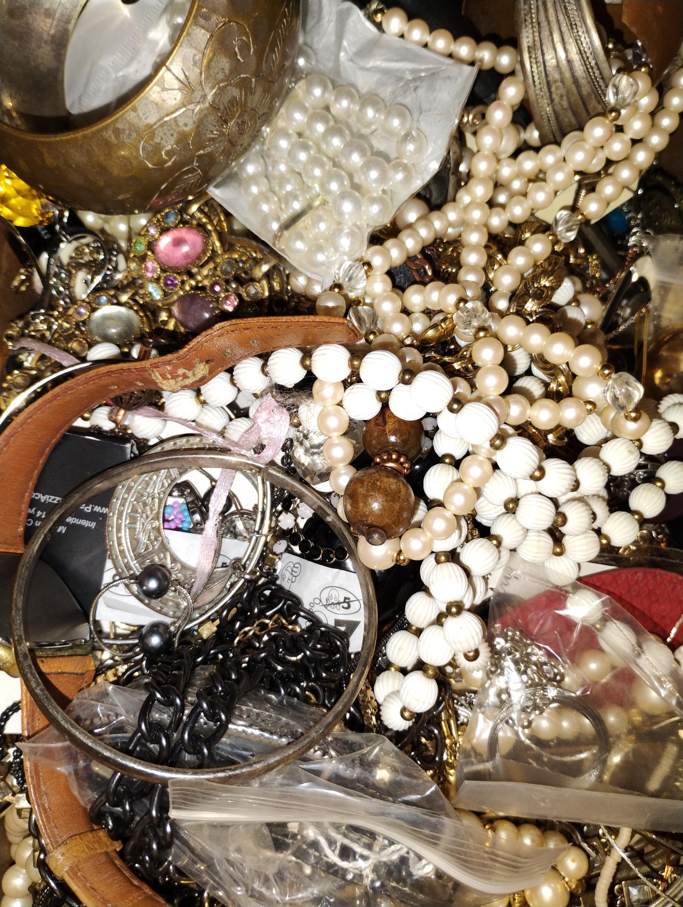 VINTAGE LOT DE MEDAILLES BIJOUX A RESTAURER POUR CREATIONS DIVERSES