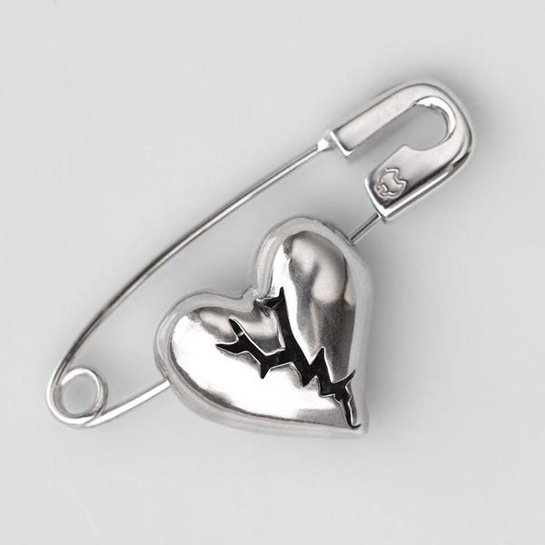 SAFETY PIN Earring with Cracked HEART Charm, Ohrringe Silber 925, pin earring, ruby heart, statment earring, love heart earring, silver