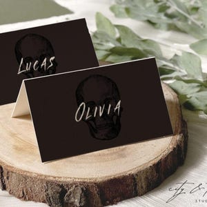 Editable black Halloween skull Place Tent Cards – Halloween place cards, 3.5x4 inch. Editable in Canva.Perfect for Dinner Parties & Buffets!