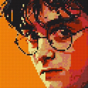 Puede incluir: Un retrato pixelado de Harry Potter, un personaje ficticio de la serie Harry Potter, con cabello negro y gafas. El fondo es de color naranja sólido.