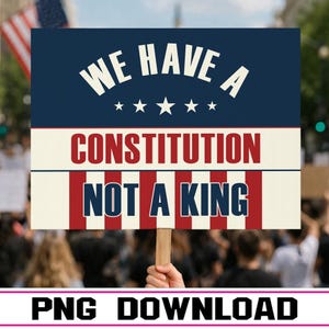 Puede incluir: Un cartel de protesta con las palabras "WE HAVE A CONSTITUTION NOT A KING" en blanco y rojo sobre un fondo azul y crema. El cartel es sostenido en una multitud de personas.