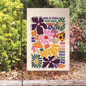Algunos de los que queman cruces son los mismos que ocupan cargos públicos. Bandera, cartel anti-Trump para jardín, anti-republicano, cartel de resistencia floral boho para jardín.