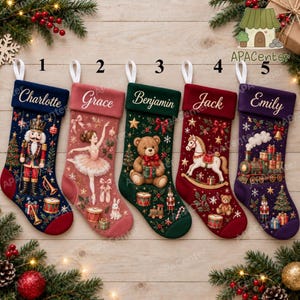 Könnte beinhalten: Fünf personalisierte Weihnachtsstrümpfe mit weißen Aufhängeschlaufen. Die Strümpfe zeigen festliche Illustrationen: einen Nussknacker, eine Ballerina, einen Teddybären, ein Schaukelpferd und eine Dampflokomotive, jeweils beschriftet mit den Namen Charlotte, Grace, Benjamin, Jack und Emily.
