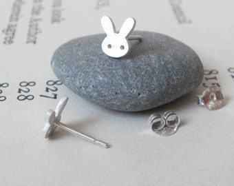 Pendientes de conejito con orejas rectas, postes de plata con forma de oreja de conejo.