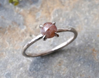 Anel de noivado com diamante lapidado rosa de 0,65 ct em ouro branco 18 ct, aliança martelada
