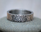 Hammered Effect Wedding Band in Black Silver, Personalized Wedding Band, 5.5mm Rustic Wedding Ring