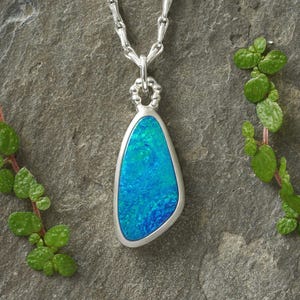 Collar con colgante de plata de ley y doblete de ópalo australiano de 3 quilates