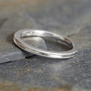 1,5 mm Silber Stapelring, schmaler Silberring, Milgrainring