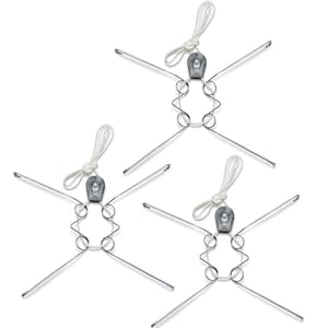 Peut inclure: Trois formes en fil métallique en forme humaine. Chacune a une pièce en plastique grise en haut avec un cordon blanc attaché. Les bras et les jambes sont en fil métallique fin, et le corps est une série de cercles connectés.