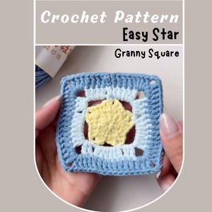 Puede incluir: Un cuadrado de ganchillo con un diseño de estrella. El cuadrado es azul, blanco y amarillo. El texto "Crochet Pattern Easy Star Granny Square" está en la parte superior de la imagen.