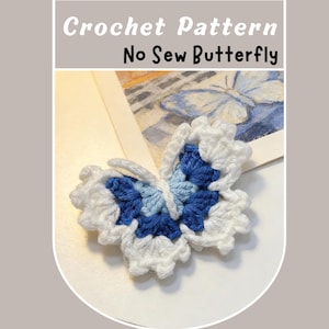 Könnte beinhalten: Ein handgefertigter Häkel-Schmetterling in Weiß und Blautönen. Der Schmetterling wird mit einem No-Sew-Muster hergestellt. Der Text "Crochet Pattern No Sew Butterfly" wird oben im Bild angezeigt.