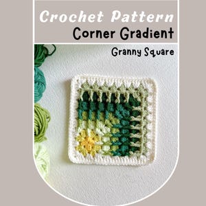 Può includere: Un quadrato della nonna all'uncinetto con un design a gradiente angolare. Il quadrato presenta un gradiente di tonalità verdi e gialle, con il testo "Crochet Pattern Corner Gradient Granny Square" in alto.
