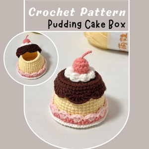 以下が含まれることがあります： プリンケーキボックスの編み物パターン。手作りの箱は、上にチェリーが付いた層状のケーキの形をしています。ケーキは黄色、茶色、ピンクの色使いです。「Crochet Pattern Pudding Cake Box」というテキストが表示されています。