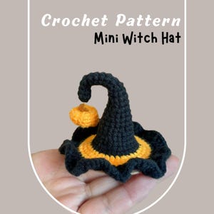 Può includere: Un mini cappello da strega all'uncinetto fatto a mano in nero, arancione e giallo, con una piccola zucca attaccata. Il cappello ha un bordo curvo e una parte superiore a punta. Il testo "Crochet Pattern Mini Witch Hat" è visualizzato sopra il cappello.