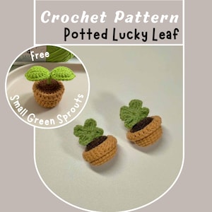 Puede incluir: Patrón de ganchillo para una hoja de la suerte en maceta. La imagen muestra dos pequeñas plantas de ganchillo hechas a mano, con hojas verdes y macetas marrones. El texto dice "Crochet Pattern Potted Lucky Leaf" y "Small Green Sprouts".