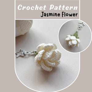 Puede incluir: Un llavero de flor de jazmín tejido a ganchillo en blanco, con un dije en forma de estrella. La imagen incluye un primer plano de la flor y una imagen más pequeña insertada. El texto dice "Crochet Pattern Jasmine Flower."