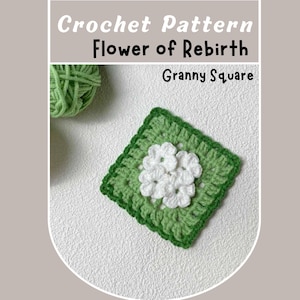 Puede incluir: Un cuadrado de granny crochet verde con una flor blanca en el centro. El cuadrado está hecho con hilo verde claro y verde oscuro. La flor está hecha con hilo blanco. El texto "Flower of Rebirth" y "Granny Square" está escrito encima del cuadrado.