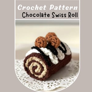 Puede incluir: Patrón de ganchillo para un brazo de gitano de chocolate, con un interior enrollado de ganchillo marrón y beige, cubierto con 'glaseado' blanco y negro y bolas de ganchillo marrones. El texto "Crochet Pattern Chocolate Swiss Roll" se muestra en la parte superior.