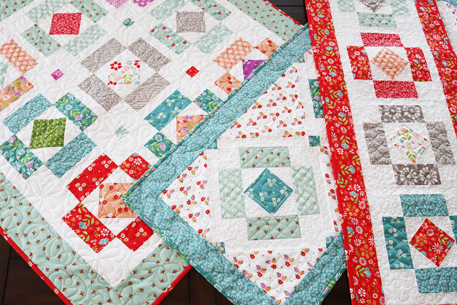 Simply Charming Table Topper + 2 Table Runners Pattern QLD187 (paper ...