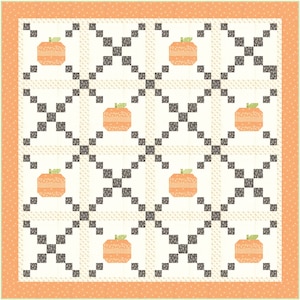 Könnte beinhalten: Eine weiße Bettdecke mit einem schwarz-weißen Karomuster und orangefarbenen Kürbissen. Die Kürbisse haben ein gestreiftes Muster und grüne Stiele.