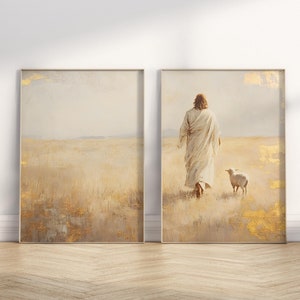 Könnte beinhalten: Ein geteilter Leinwanddruck, der eine Person in einem weißen Gewand zeigt, die durch ein Feld mit hohem Gras geht, gefolgt von einem kleinen weißen Lamm. Der Hintergrund ist in einem weichen, gedämpften Gelb und Gold gehalten.