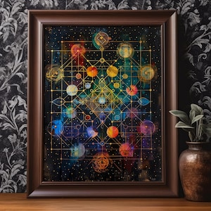 Op de afbeelding: Een ingelijst abstract schilderij met een geometrisch ontwerp van cirkels en lijnen in goud, rood, blauw en geel op een donkerblauwe achtergrond. Het schilderij is geplaatst tegen een zwart-witte bloemige behang.