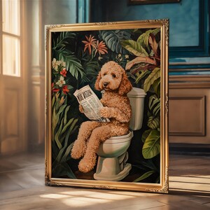 Peut inclure: Une peinture d'un chien assis sur des toilettes dans un d&eacute;cor de jungle. Le chien porte une chemise blanche et tient un journal qui dit "New Yorker".