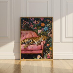 Op de afbeelding: Een luipaard slaapt op een roze fluwelen chaise longue, omringd door een weelderige tuin met kleurrijke bloemen. De chaise longue heeft sierlijke houtsnijwerk en een bloemenpatroon. De luipaard ligt op zijn zij met zijn kop rustend op de armleuning. De achtergrond is donkergroen met een verscheidenheid aan bloemen in tinten roze, paars, geel en oranje.
