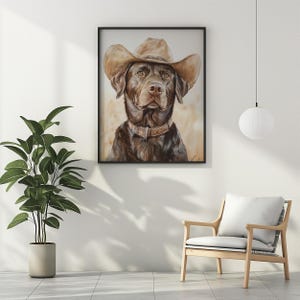 K&ouml;nnte beinhalten: Ein Aquarellbild eines Schokoladen-Labrador-Retrievers, der einen braunen Cowboyhut tr&auml;gt. Der Hund schaut den Betrachter mit einem ernsten Ausdruck direkt an.