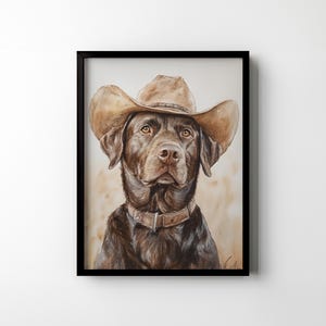 K&ouml;nnte beinhalten: Ein brauner Labrador Retriever, der einen braunen Cowboyhut tr&auml;gt. Der Hund schaut direkt auf den Betrachter. Der Hintergrund ist hellbraun.