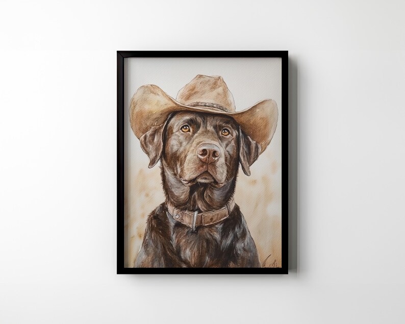 K&ouml;nnte beinhalten: Ein brauner Labrador Retriever, der einen braunen Cowboyhut tr&auml;gt. Der Hund schaut direkt auf den Betrachter. Der Hintergrund ist hellbraun.