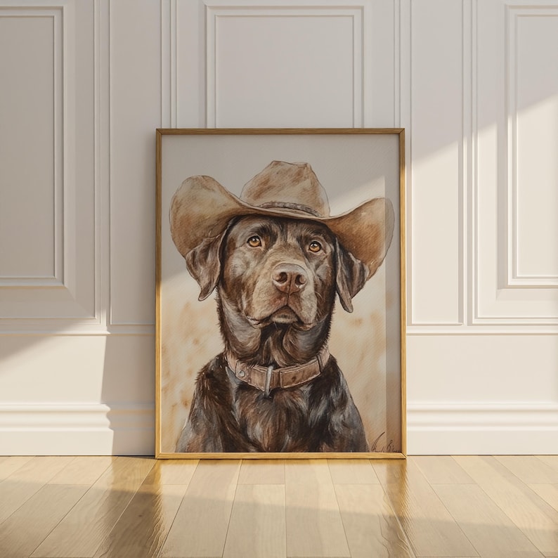 K&ouml;nnte beinhalten: Ein Aquarellbild eines braunen Labrador Retrievers, der einen braunen Cowboyhut tr&auml;gt. Der Hund schaut den Betrachter mit einem ernsten Ausdruck direkt an.