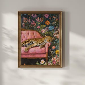 Op de afbeelding: Een schilderij van een luipaard dat slaapt op een roze fluwelen chaise longue, omringd door een weelderige tuin met kleurrijke bloemen.
