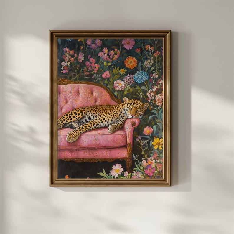 Op de afbeelding: Een schilderij van een luipaard dat slaapt op een roze fluwelen chaise longue, omringd door een weelderige tuin met kleurrijke bloemen.