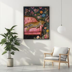 Op de afbeelding: Een schilderij van een luipaard die slaapt op een roze fluwelen chaise longue, omringd door een weelderige tuin met kleurrijke bloemen.