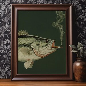 Pode incluir: Impress&atilde;o art&iacute;stica emoldurada com uma ilustra&ccedil;&atilde;o detalhada de um peixe com um cigarro na boca, exalando fuma&ccedil;a. O peixe est&aacute; em um fundo verde escuro, emoldurado em uma moldura de madeira marrom. A obra de arte tem um estilo vintage e humor&iacute;stico.