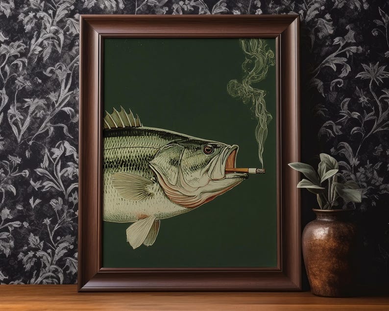 Pode incluir: Impress&atilde;o art&iacute;stica emoldurada com uma ilustra&ccedil;&atilde;o detalhada de um peixe com um cigarro na boca, exalando fuma&ccedil;a. O peixe est&aacute; em um fundo verde escuro, emoldurado em uma moldura de madeira marrom. A obra de arte tem um estilo vintage e humor&iacute;stico.