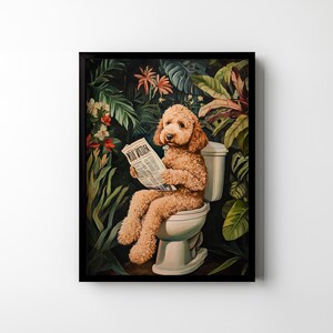 Peut inclure: Une peinture d'un caniche brun assis sur des toilettes blanches dans un d&eacute;cor de jungle. Le caniche lit un journal intitul&eacute; "Daily Reader".