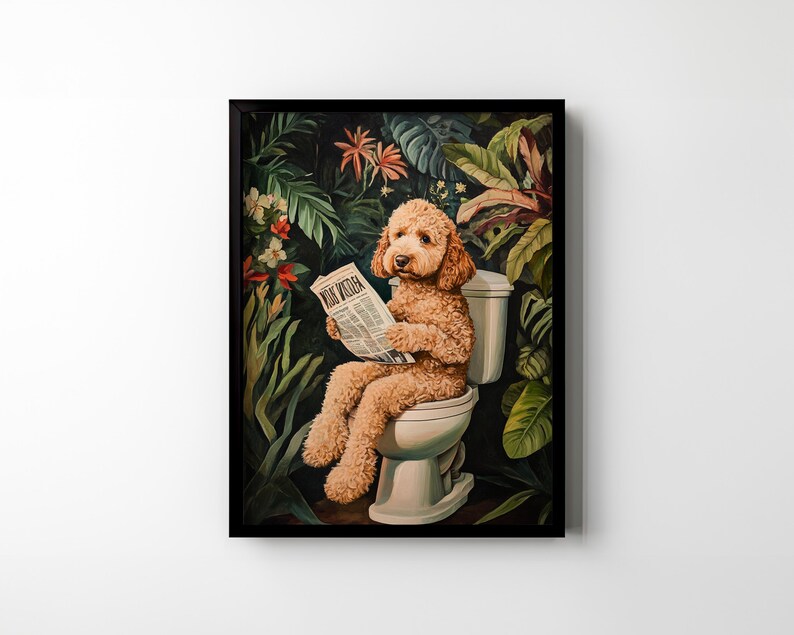 Peut inclure: Une peinture d'un caniche brun assis sur des toilettes blanches dans un d&eacute;cor de jungle. Le caniche lit un journal intitul&eacute; "Daily Reader".