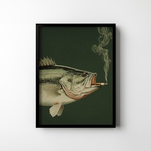 Pode incluir: Impress&atilde;o art&iacute;stica emoldurada com uma ilustra&ccedil;&atilde;o detalhada de um peixe fumando um cigarro, com fuma&ccedil;a saindo da boca. O peixe &eacute; retratado em tons de cinza, branco e vermelho sobre um fundo verde escuro. A obra de arte est&aacute; emoldurada em preto.
