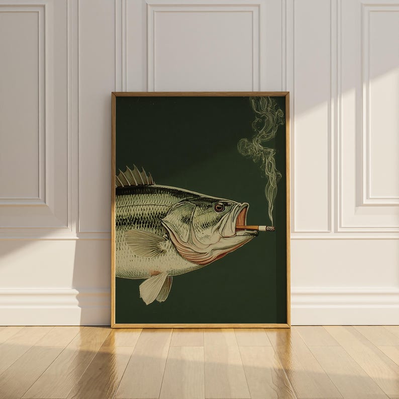 Pode incluir: Uma impress&atilde;o art&iacute;stica emoldurada com uma ilustra&ccedil;&atilde;o detalhada de um peixe fumando um cigarro, com fuma&ccedil;a saindo da boca. O peixe &eacute; retratado em tons de cinza, branco e preto sobre um fundo verde escuro. A obra de arte &eacute; emoldurada em uma moldura dourada.