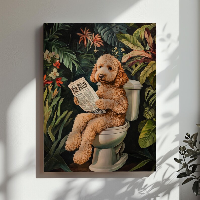 Peut inclure: Un chien brun et blanc assis sur des toilettes blanches avec un journal dans ses pattes. Le chien est entour&eacute; d'une v&eacute;g&eacute;tation luxuriante et verte avec des fleurs roses et blanches.