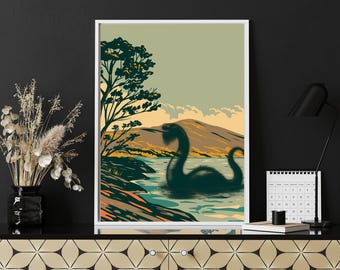 Pode incluir: Uma impressão artística emoldurada com uma ilustração estilizada do Monstro do Lago Ness num lago. A obra de arte utiliza uma paleta de verdes, azuis e castanhos, com uma cordilheira ao fundo. Uma árvore está no lado esquerdo da imagem.