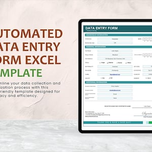 Può includere: Un tablet digitale che mostra un "MODULO DI INSERIMENTO DATI" con campi per l'iscrizione, le informazioni personali e aggiuntive. Il testo "AUTOMATED DATA ENTRY FORM EXCEL TEMPLATE" è visualizzato sopra il tablet, con il logo di Excel.