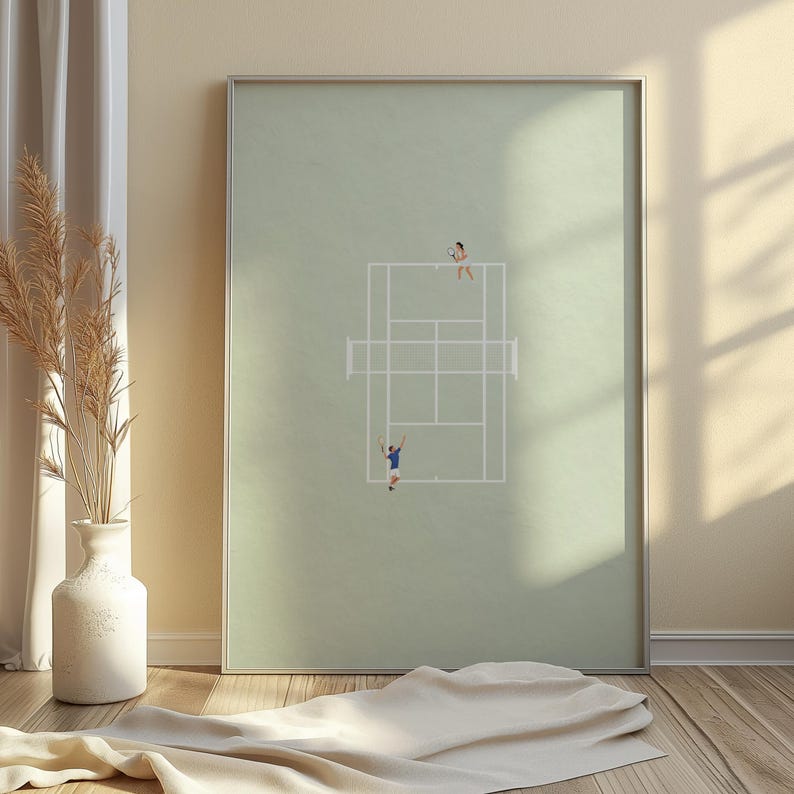 Op de afbeelding: Een ingelijst print van een minimalistische illustratie van twee mensen die tennis spelen op een groene baan. De baan is omlijnd met witte lijnen en de spelers worden afgebeeld als kleine figuren.