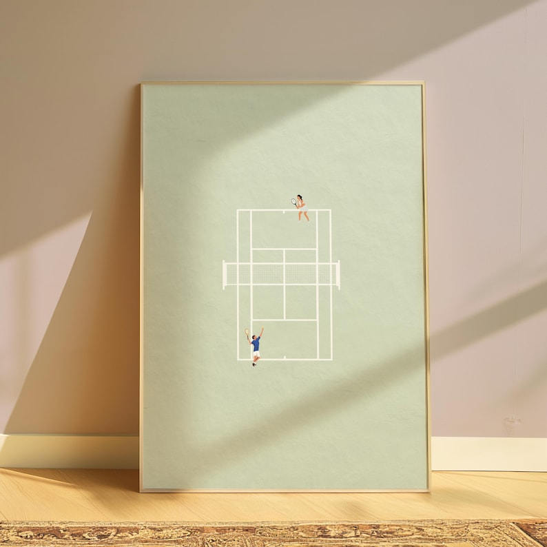Op de afbeelding: Een ingelijste illustratie van een tennisbaan met twee figuren die tennis spelen. De baan is wit op een lichtgroene achtergrond.