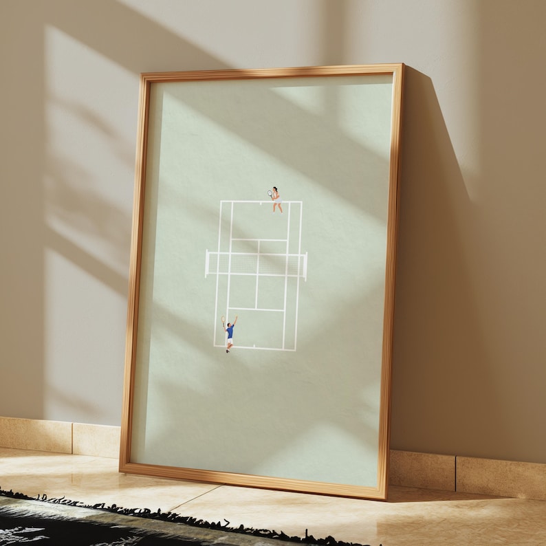 Op de afbeelding: Een ingelijste print van een minimalistische illustratie van een tennisbaan met twee figuren die erop spelen. De baan is wit omlijnd op een lichtgroene achtergrond.
