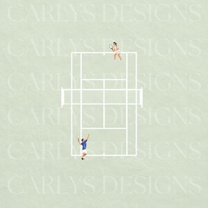 Op de afbeelding: Een wit tennisveld met twee spelers, een in een blauw shirt en een in een wit shirt, die tennis spelen.