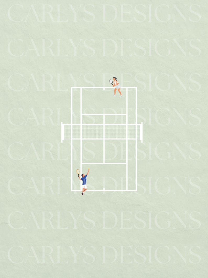 Op de afbeelding: Een wit tennisveld met twee spelers, een in een blauw shirt en een in een wit shirt, die tennis spelen.