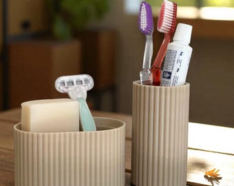 Kit de viaje completo de higiene personal con portacepillos de dientes, jabonera y organizador de artículos esenciales.
